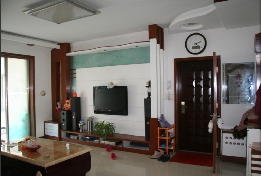 大连星海公园不规则客厅吊顶绿色电视墙木条玄关隔断方形吸顶灯效果图